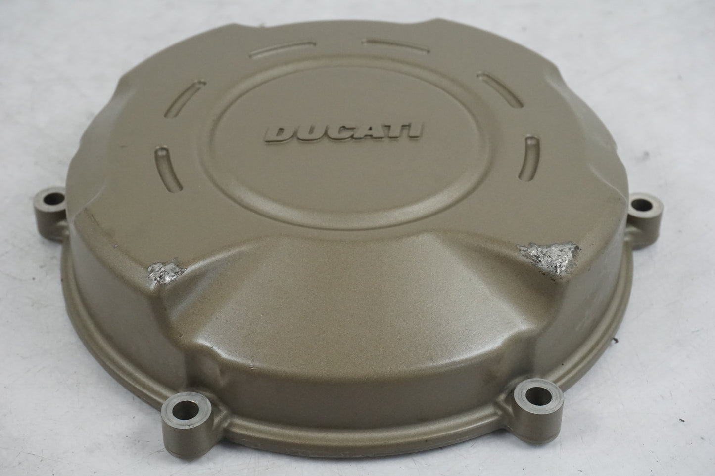 Baksidan på Kopplingskåpa från en Ducati Panigale V4S -2023 motorcykel.