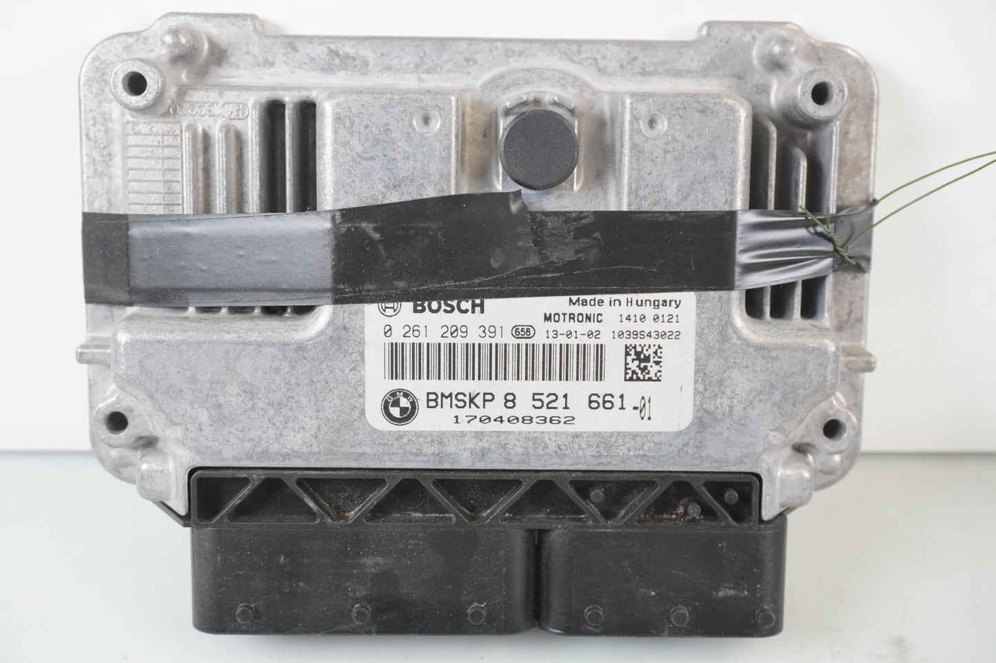 Baksidan på Motronic styrenhet från en BMW R 1200 RT -2013 motorcykel.