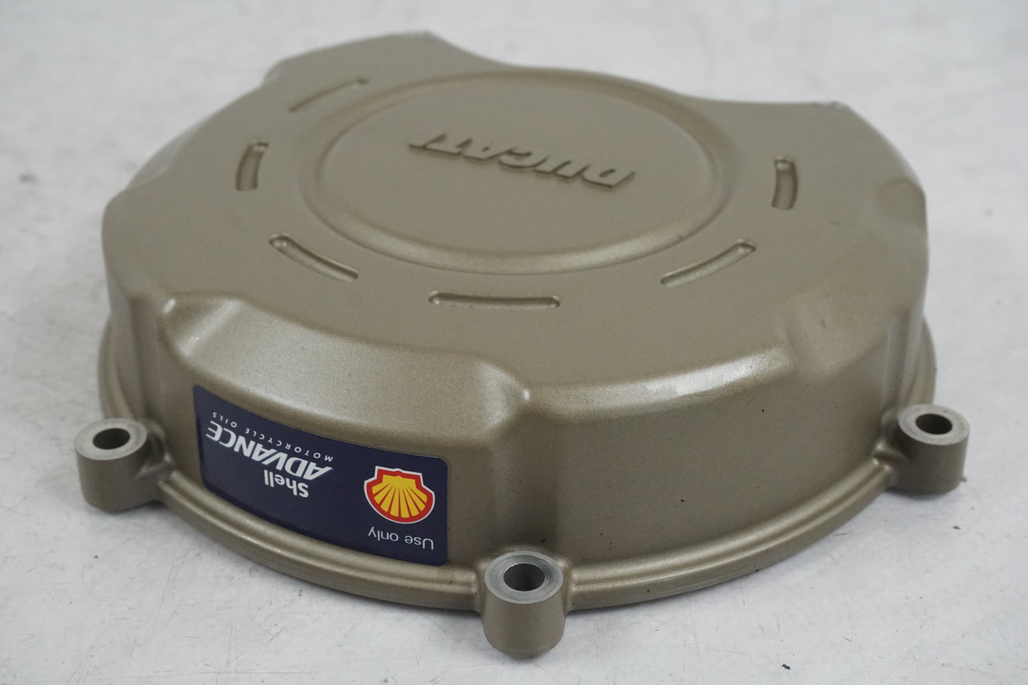 Snett nerifrån på Kopplingskåpa från en Ducati Panigale V4S -2023 motorcykel.