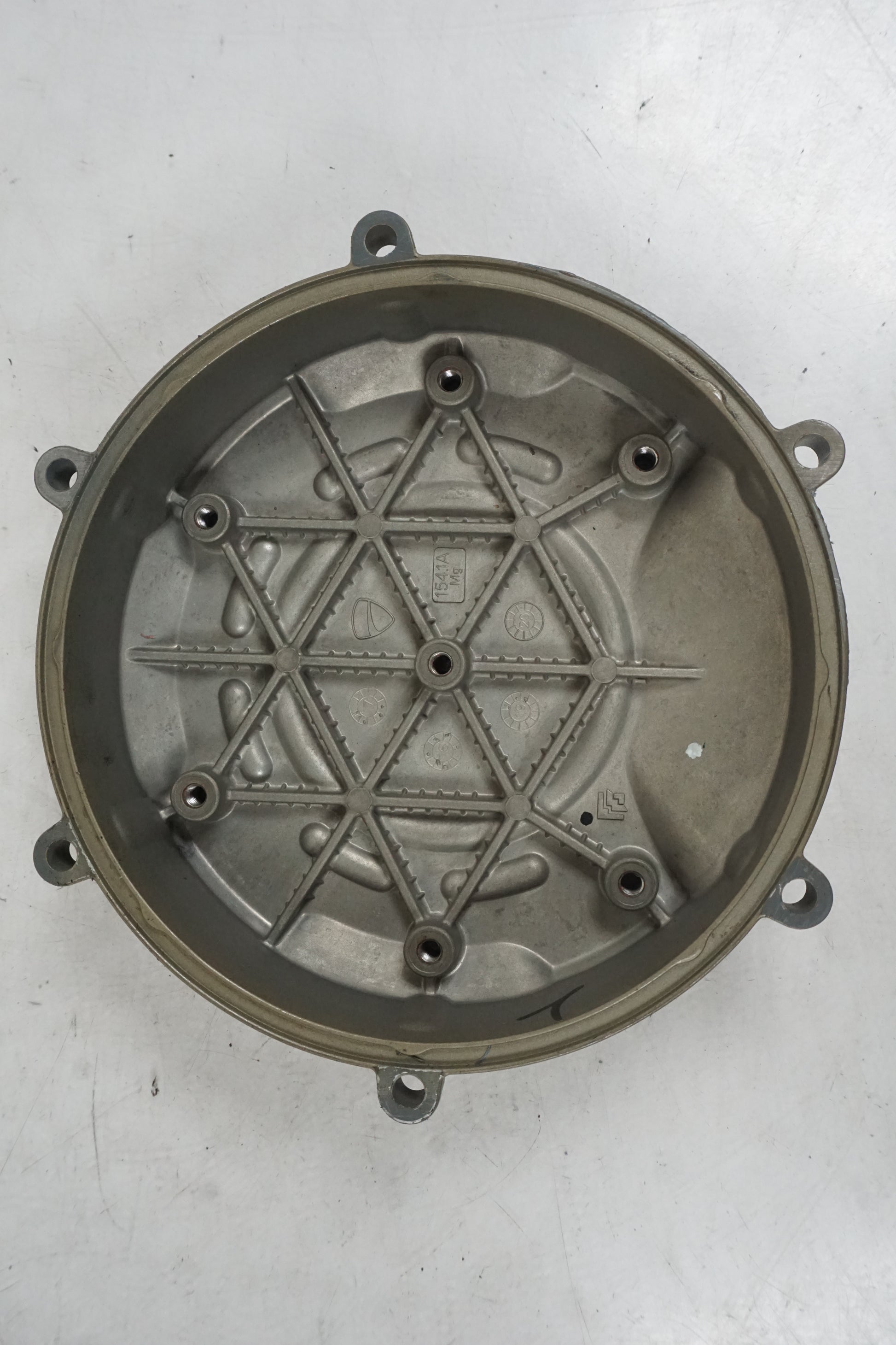 Extrabild2 på Kopplingskåpa från en Ducati Panigale V4S -2023 motorcykel.