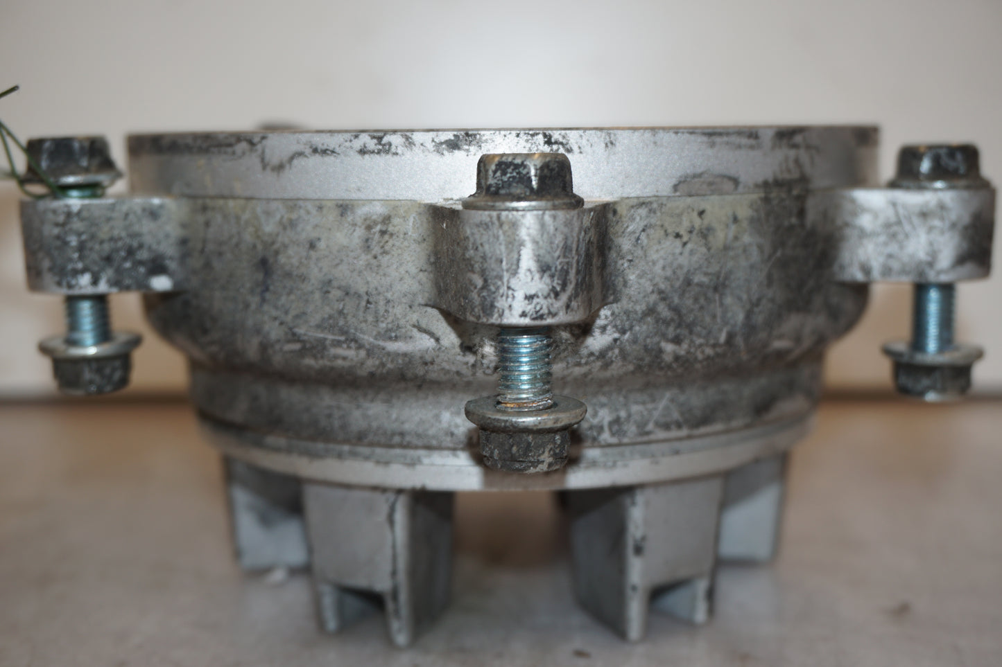 Höger sida på Drevfäste från en Hyosung GT 650 -2006 motorcykel.