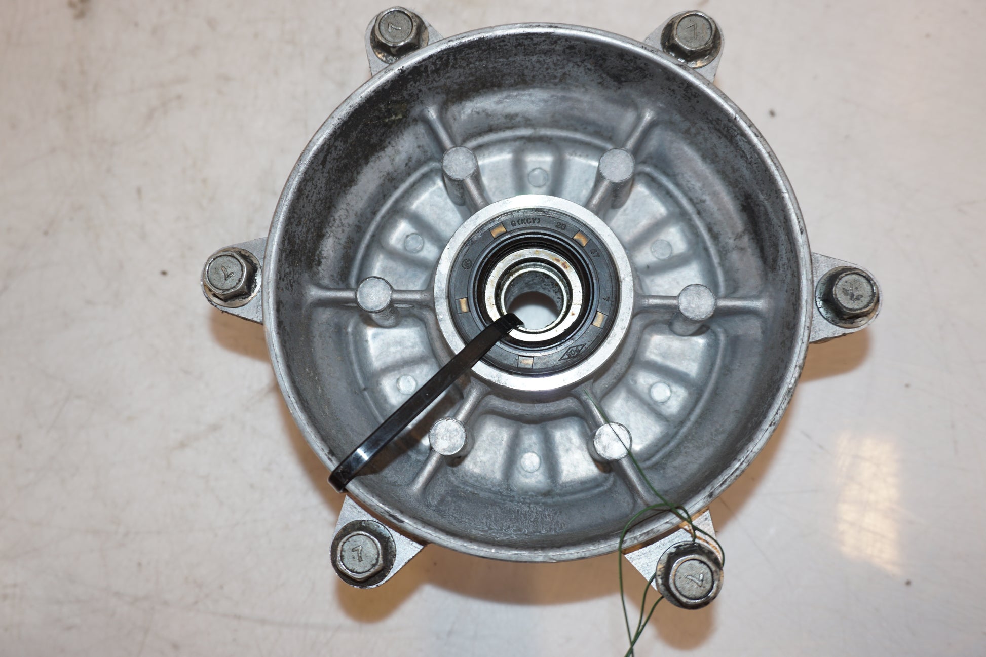 Snett uppifrån på Drevfäste från en Hyosung GT 650 -2006 motorcykel.