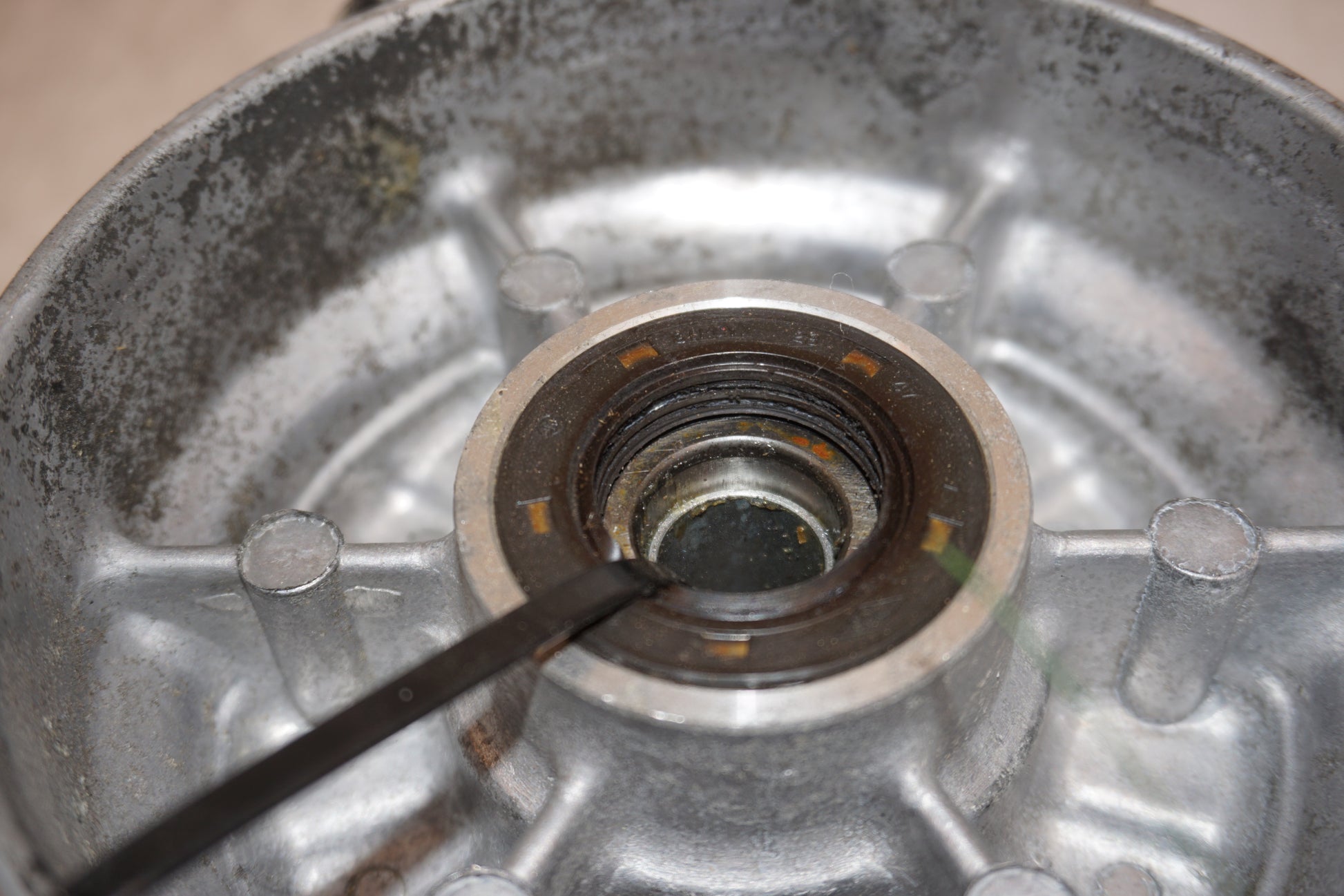 Snett nerifrån på Drevfäste från en Hyosung GT 650 -2006 motorcykel.