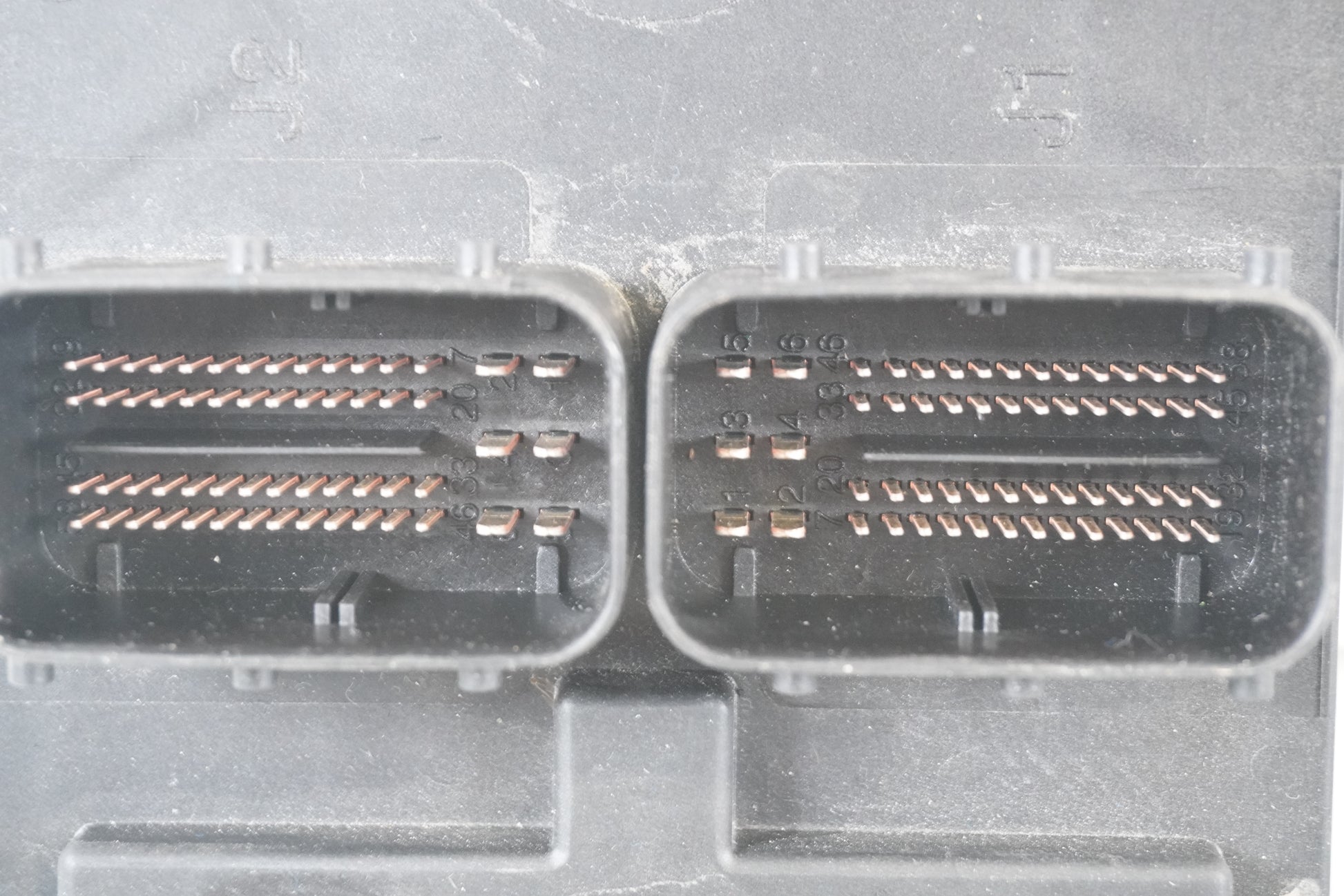 Baksidan på ZFE styrbox från en BMW R 1200 RT -2013 motorcykel.