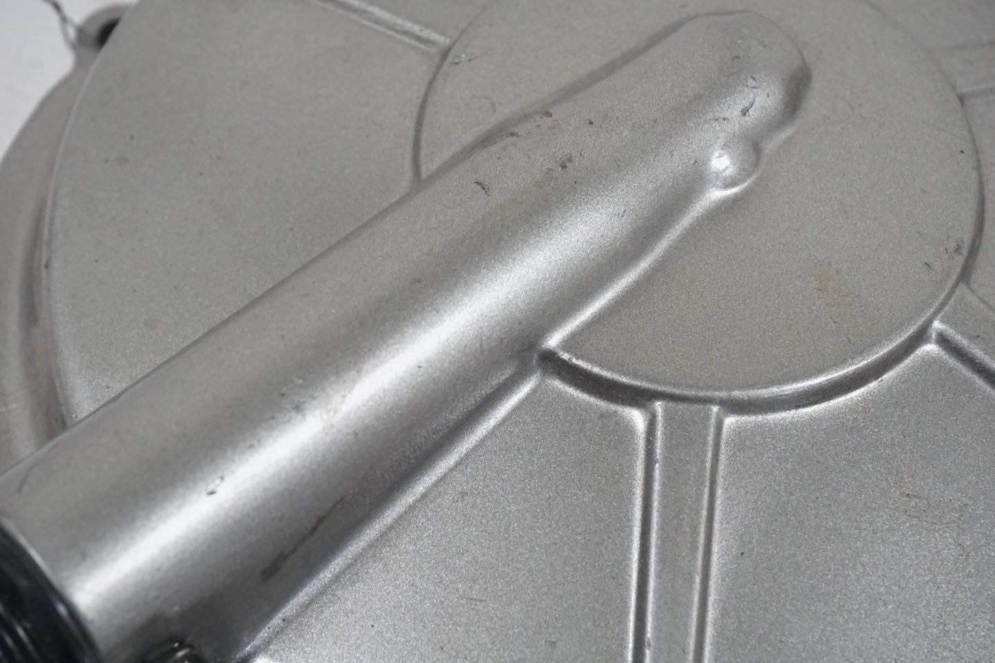 Vänster sida på Kopplingskåpa från en Honda CB 600 Hornet -1998 motorcykel.