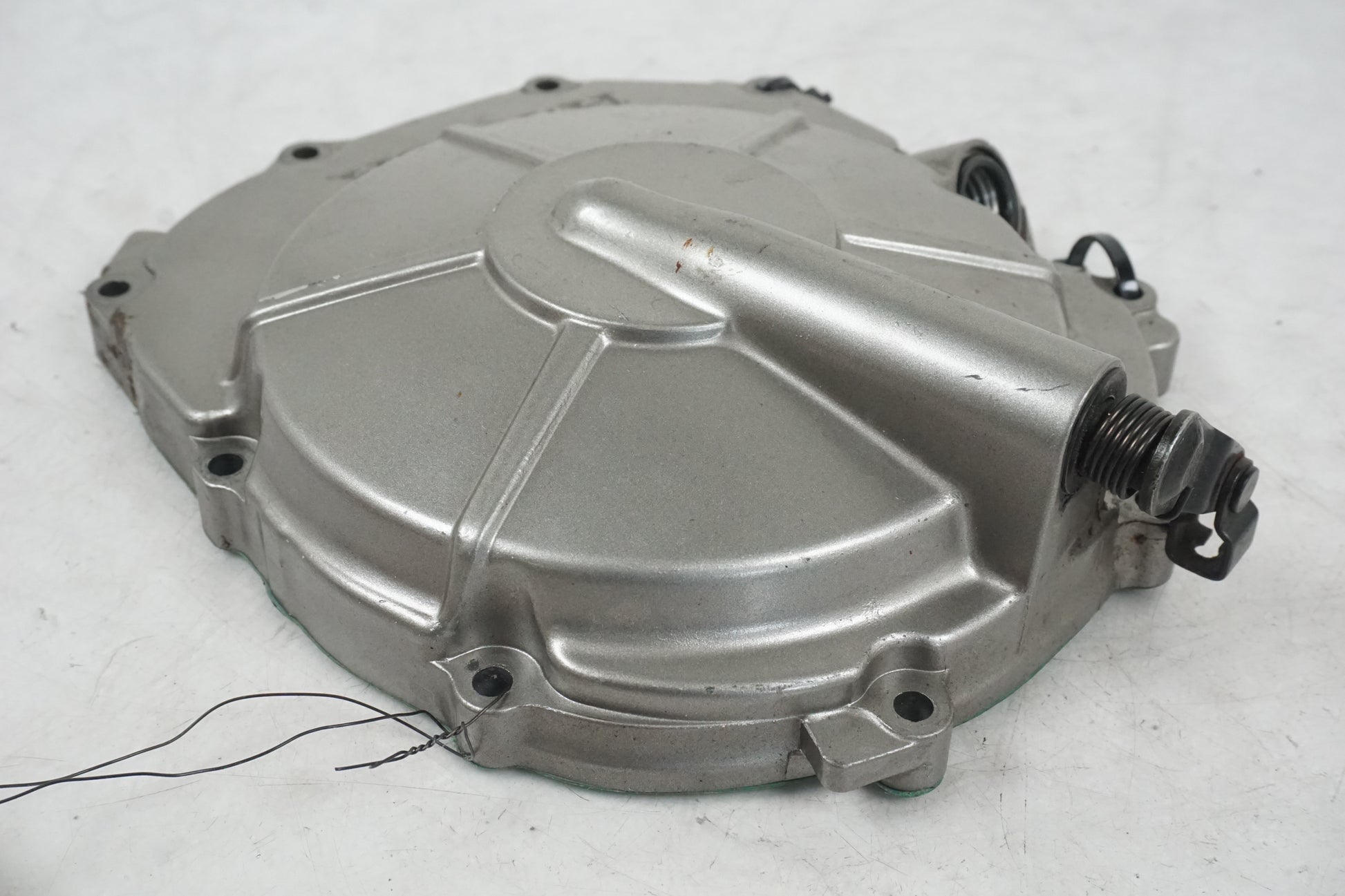 Snett uppifrån på Kopplingskåpa från en Honda CB 600 Hornet -1998 motorcykel.