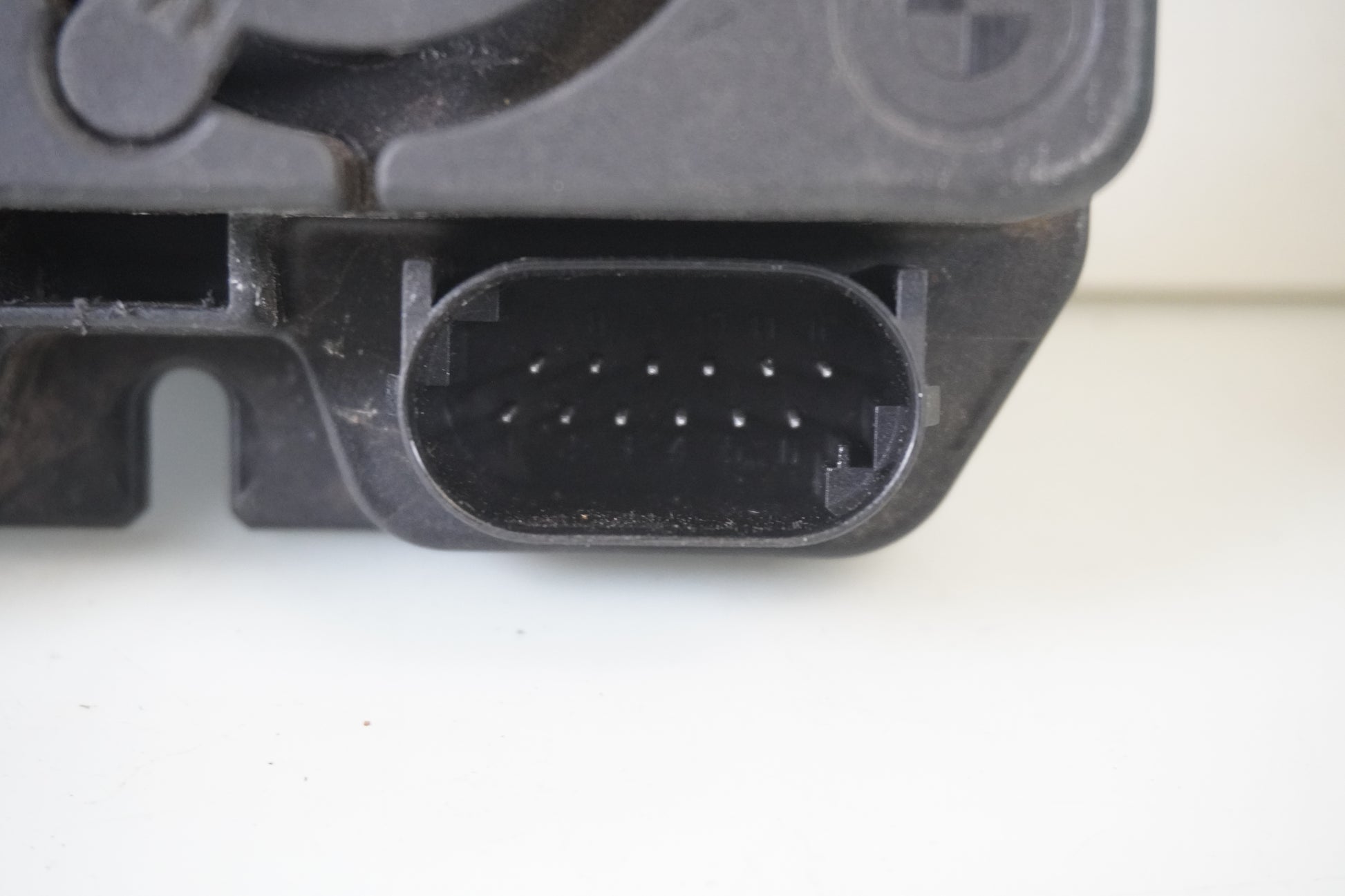 Vänster sida på Styrbox från en BMW K 1600 -2018 motorcykel.