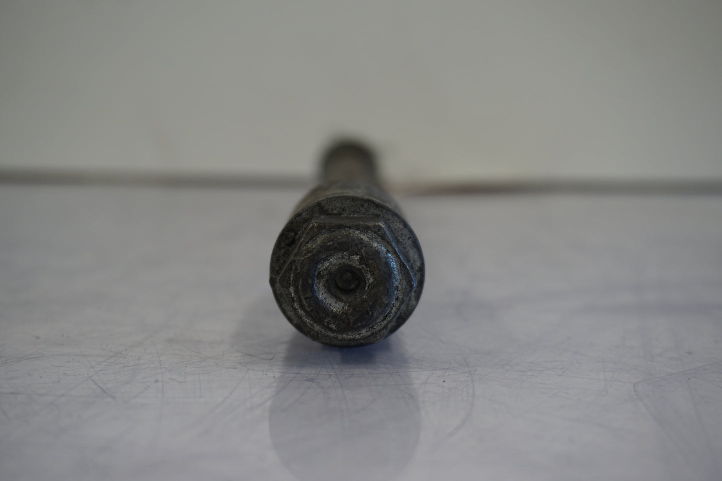 Baksidan på Axel från en H-D Dyna Low Rider FXDL -2004 motorcykel.