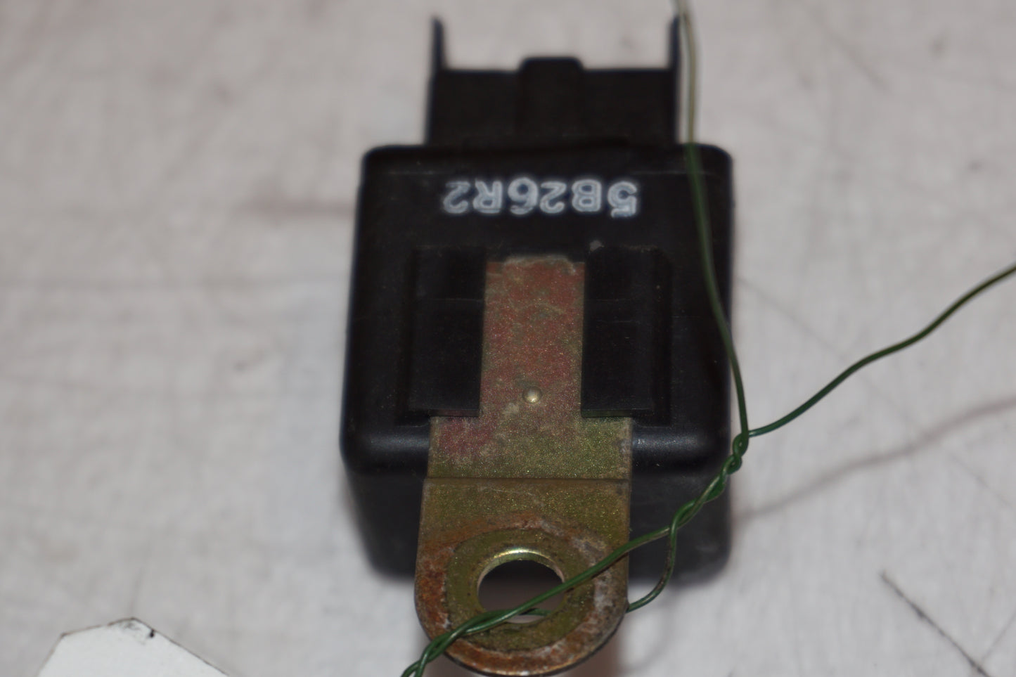 Snett nerifrån på Relä från en Hyosung GT 650 -2006 motorcykel.