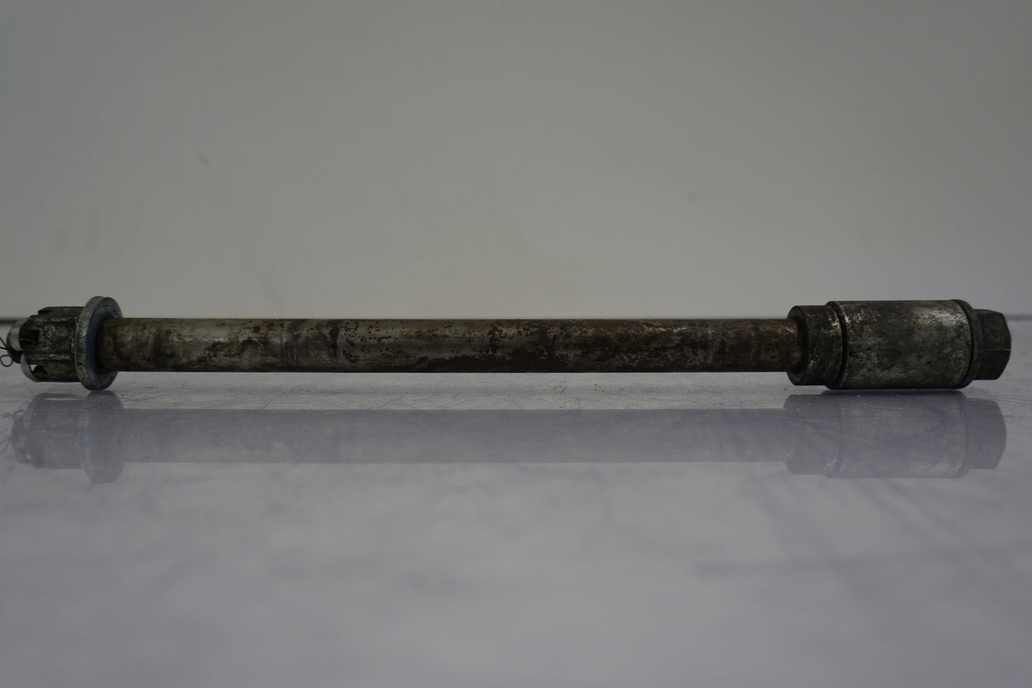 Höger sida på Axel från en H-D Dyna Low Rider FXDL -2004 motorcykel.