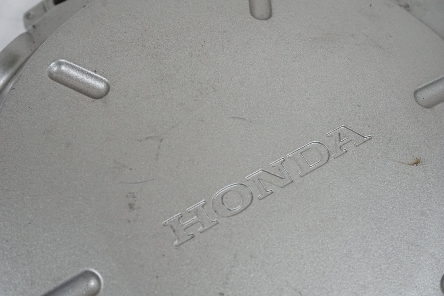 Snett uppifrån på Motorkåpa från en Honda CBF 1000 -2006 motorcykel.