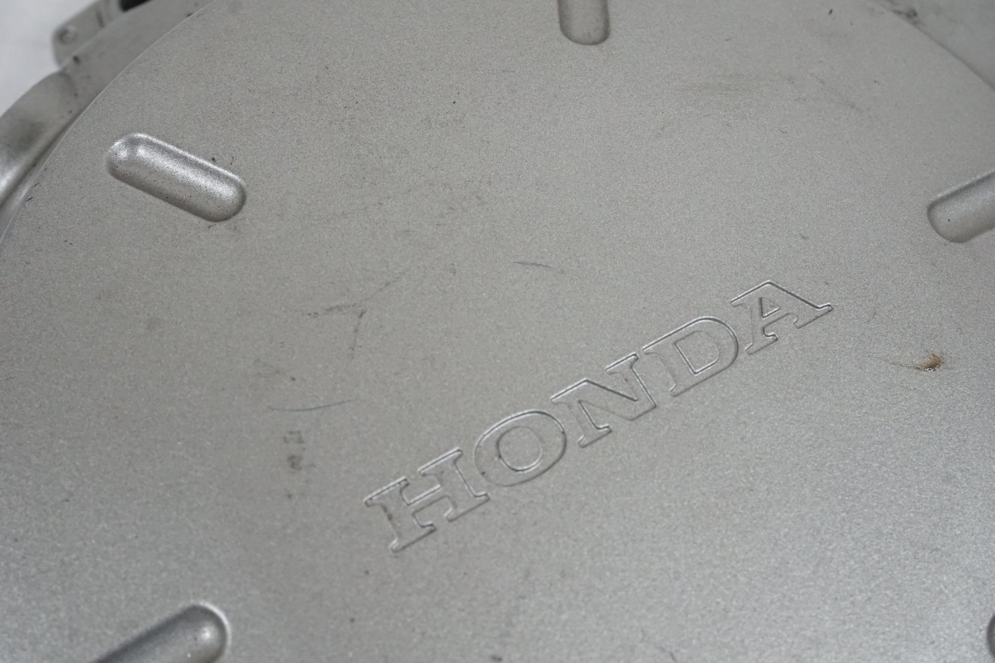 Snett uppifrån på Motorkåpa från en Honda CBF 1000 -2006 motorcykel.