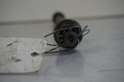 Vänster sida på Axel från en H-D Dyna Low Rider FXDL -2004 motorcykel.