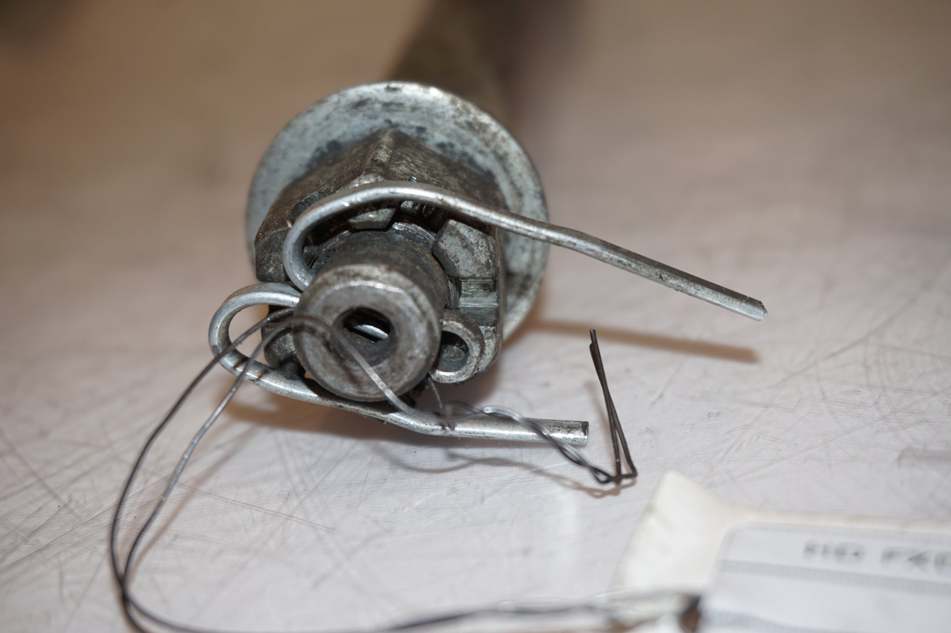 Snett uppifrån på Axel från en H-D Dyna Low Rider FXDL -2004 motorcykel.