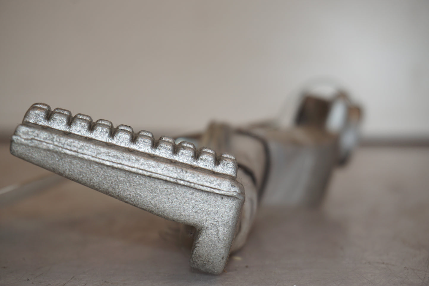 Baksidan på Bromspedal från en Hyosung GT 650 -2006 motorcykel.