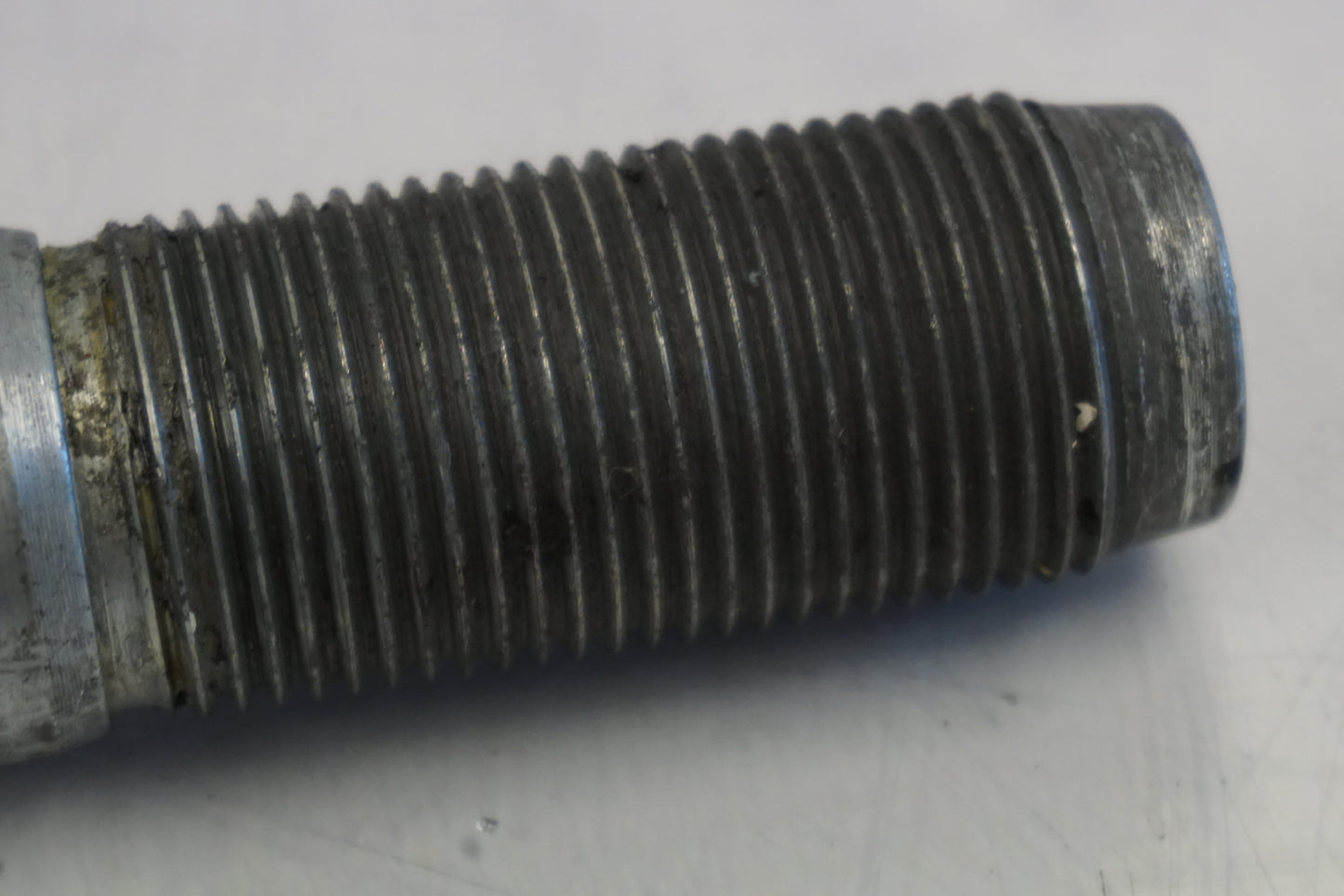 Höger sida på Axel från en Buell XB 12 -2006 motorcykel.