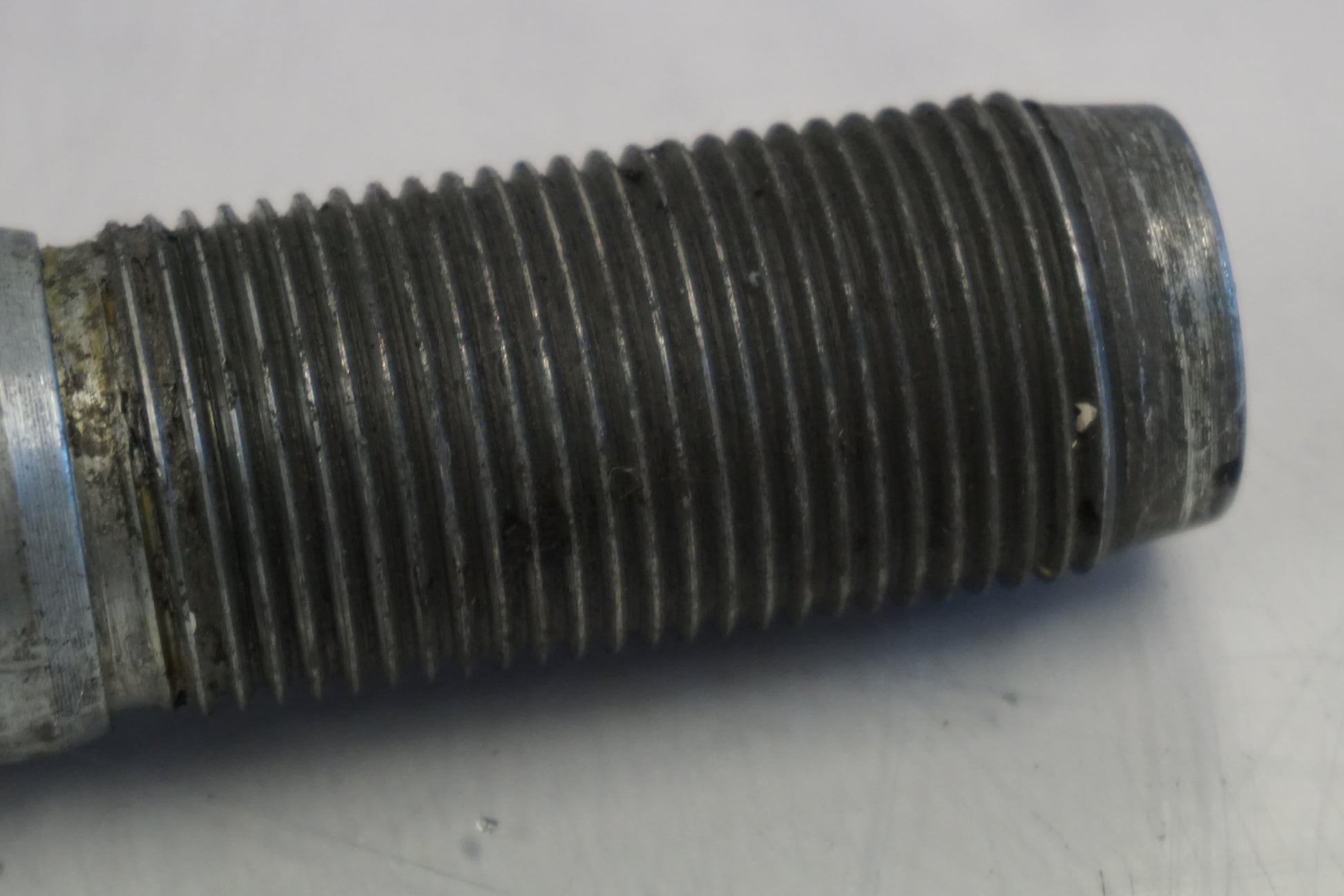 Höger sida på Axel från en Buell XB 12 -2006 motorcykel.