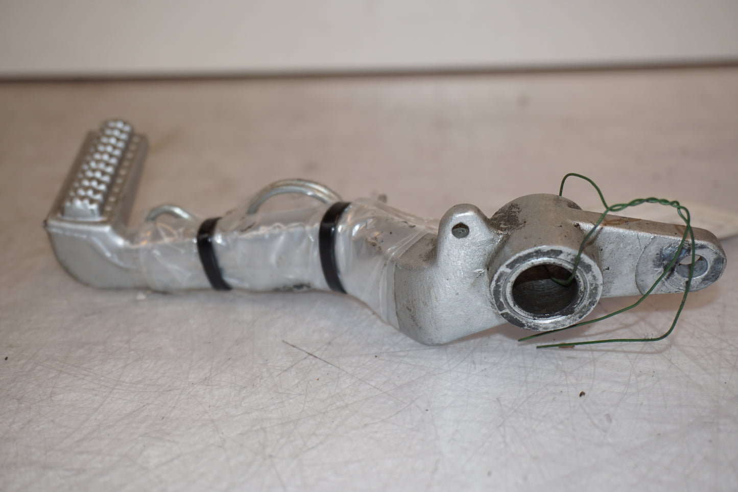 Snett uppifrån på Bromspedal från en Hyosung GT 650 -2006 motorcykel.