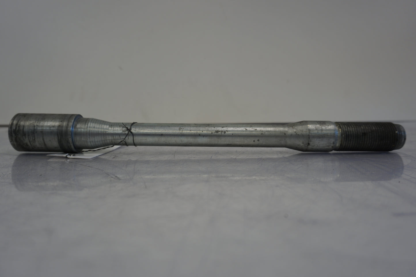 Vänster sida på Axel från en Buell XB 12 -2006 motorcykel.