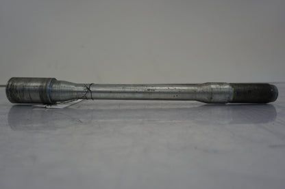 Vänster sida på Axel från en Buell XB 12 -2006 motorcykel.