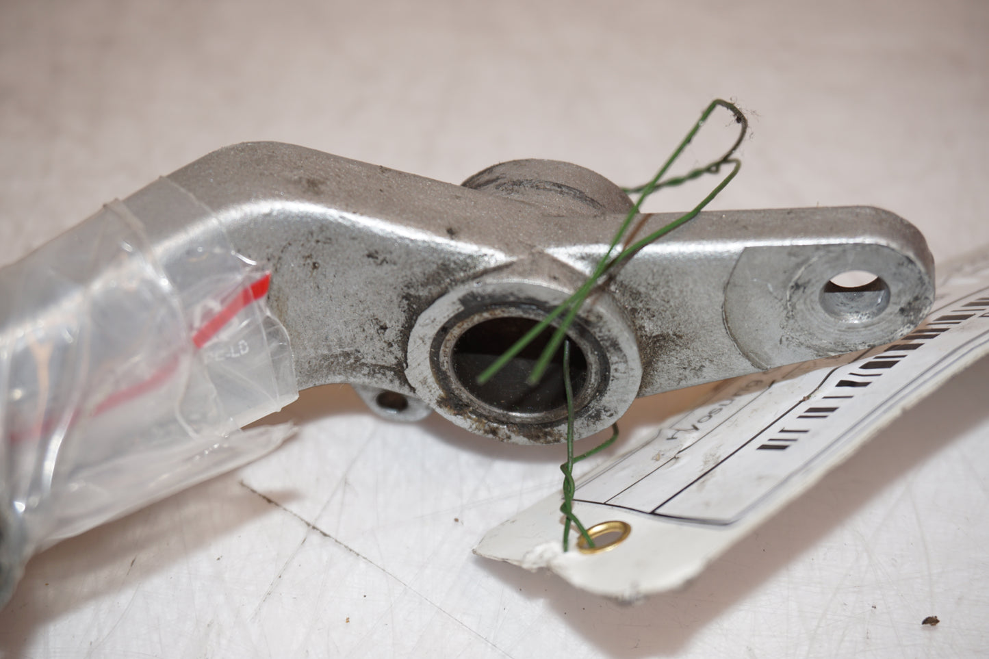 Snett nerifrån på Bromspedal från en Hyosung GT 650 -2006 motorcykel.