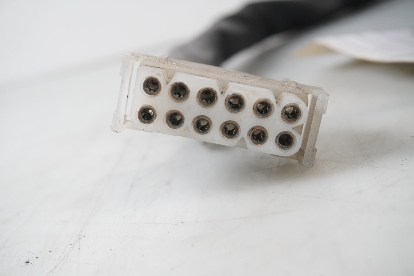 Baksidan på Instrumentpanel från en BMW R 850 R -1995 motorcykel.