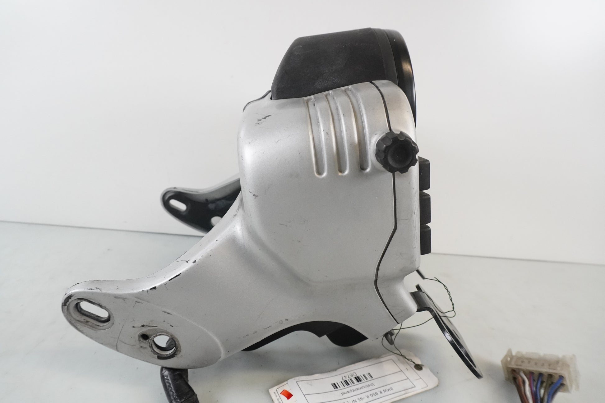 Snett nerifrån på Instrumentpanel från en BMW R 850 R -1995 motorcykel.