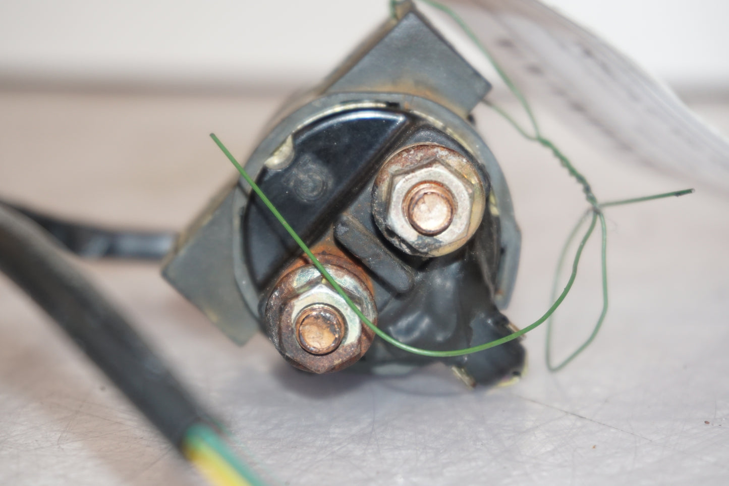 Baksidan på Startrelä från en Hyosung GT 650 -2006 motorcykel.