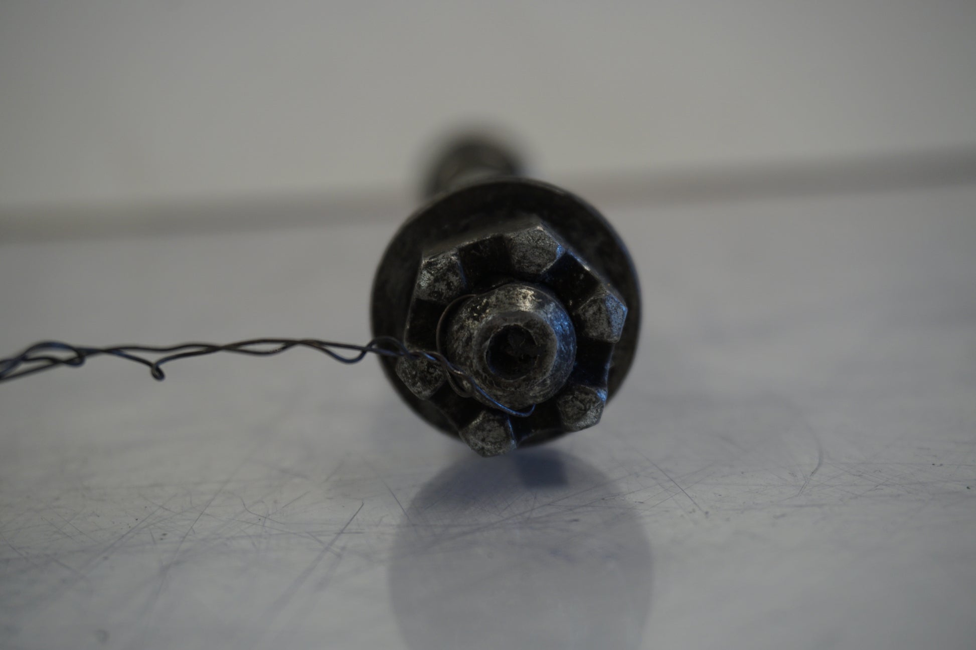 Vänster sida på Axel från en H-D Sportster 1200 XL1200C -1999 motorcykel.