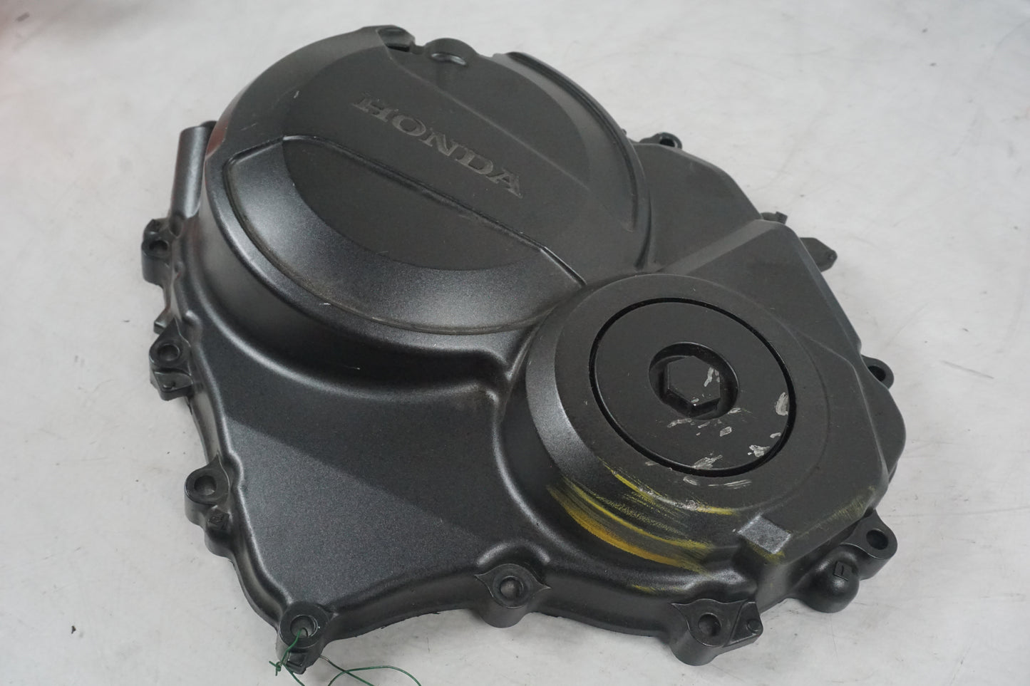 Baksidan på Kopplingskåpa från en Honda CB 600 Hornet -2011 motorcykel.