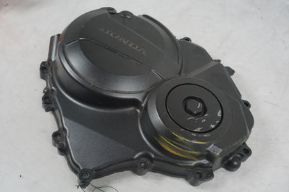 Baksidan på Kopplingskåpa från en Honda CB 600 Hornet -2011 motorcykel.