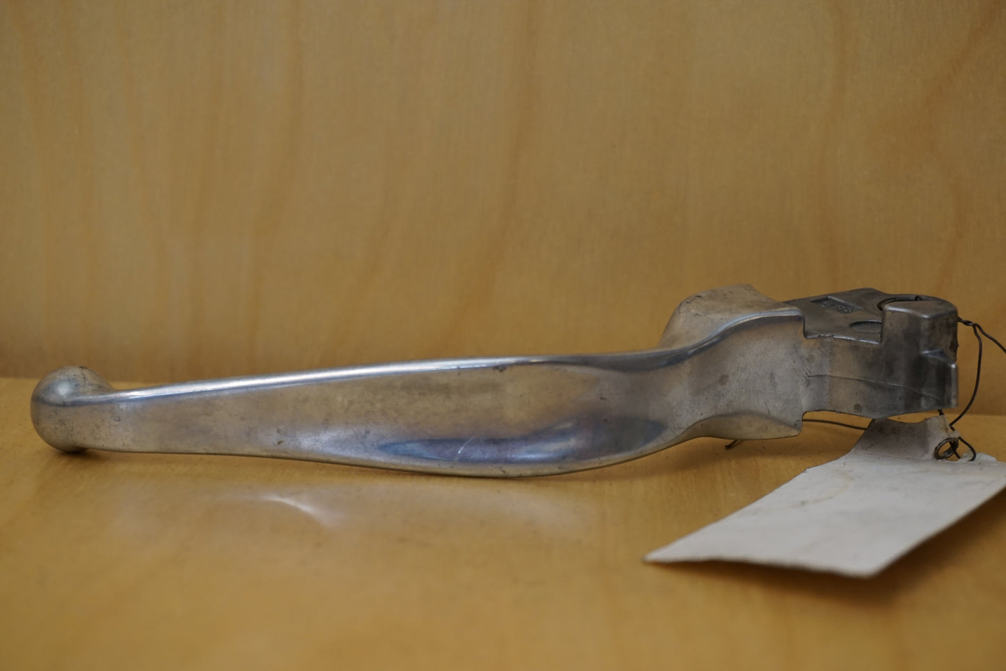 Baksidan på Bromsgrepp från en H-D Softail Night Train EFI FXSTBI -2006 motorcykel.