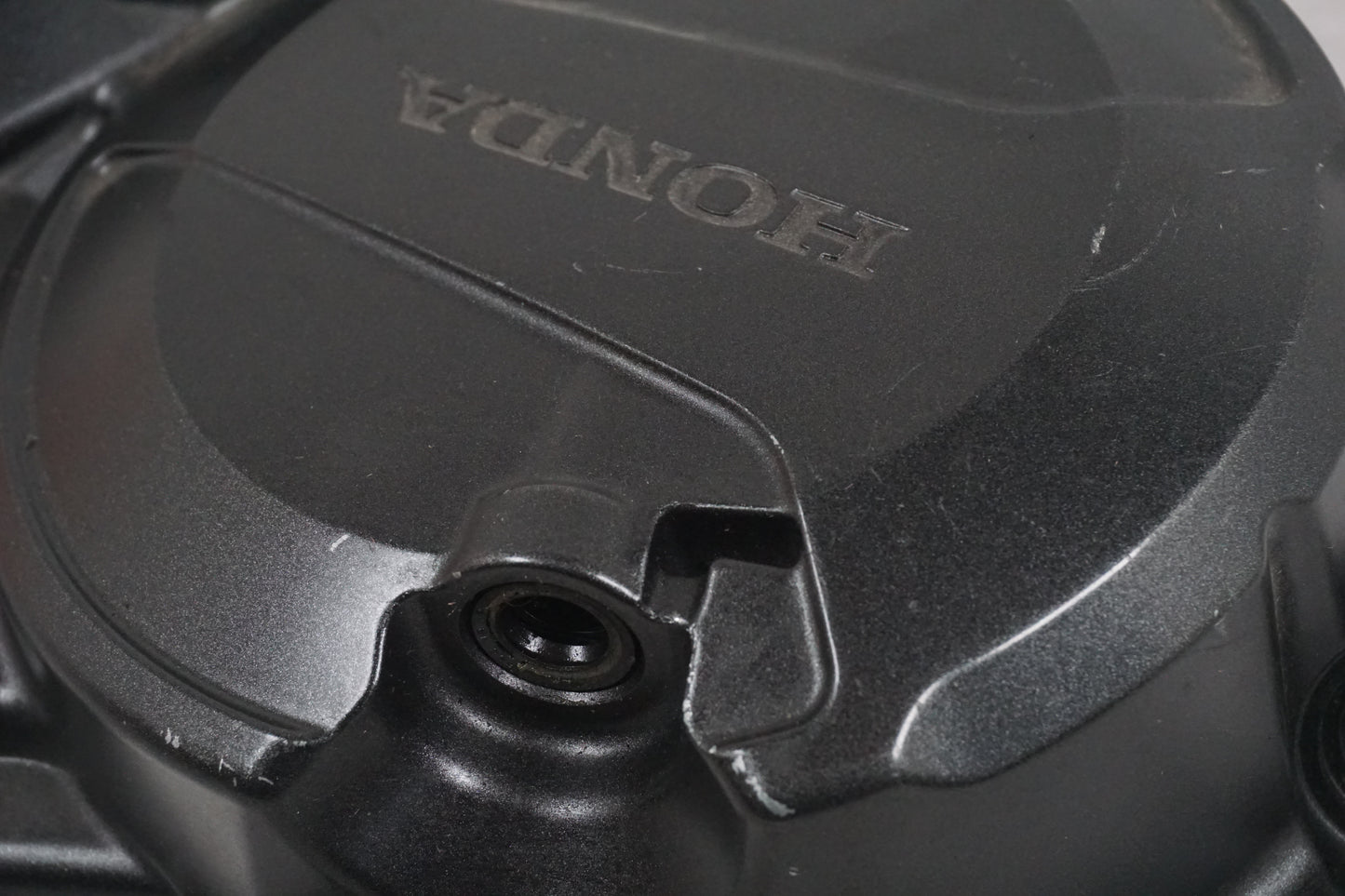 Snett uppifrån på Kopplingskåpa från en Honda CB 600 Hornet -2011 motorcykel.