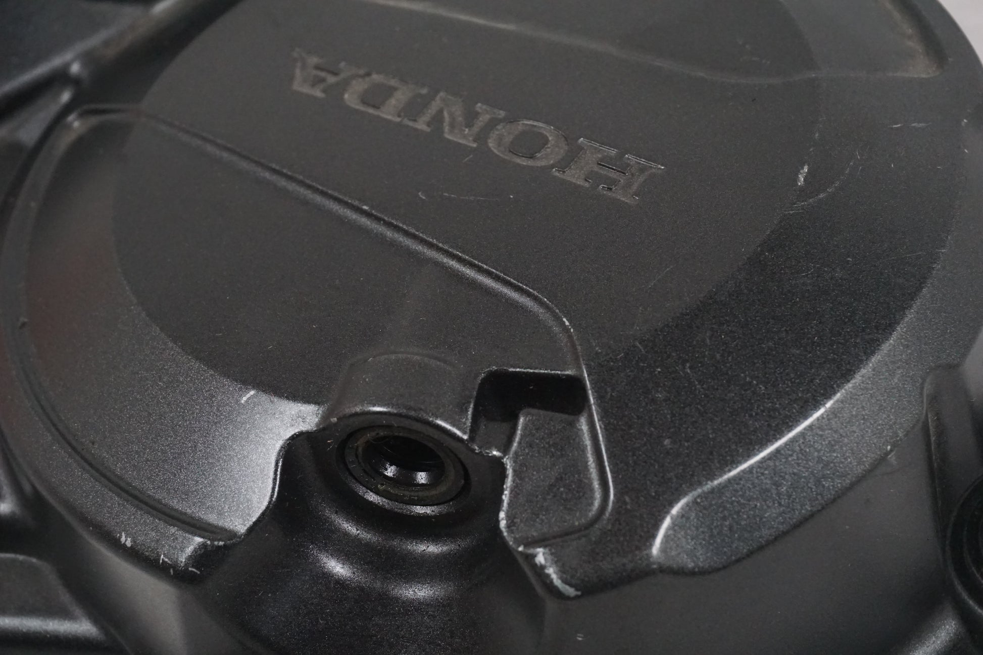 Snett uppifrån på Kopplingskåpa från en Honda CB 600 Hornet -2011 motorcykel.