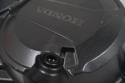 Snett uppifrån på Kopplingskåpa från en Honda CB 600 Hornet -2011 motorcykel.