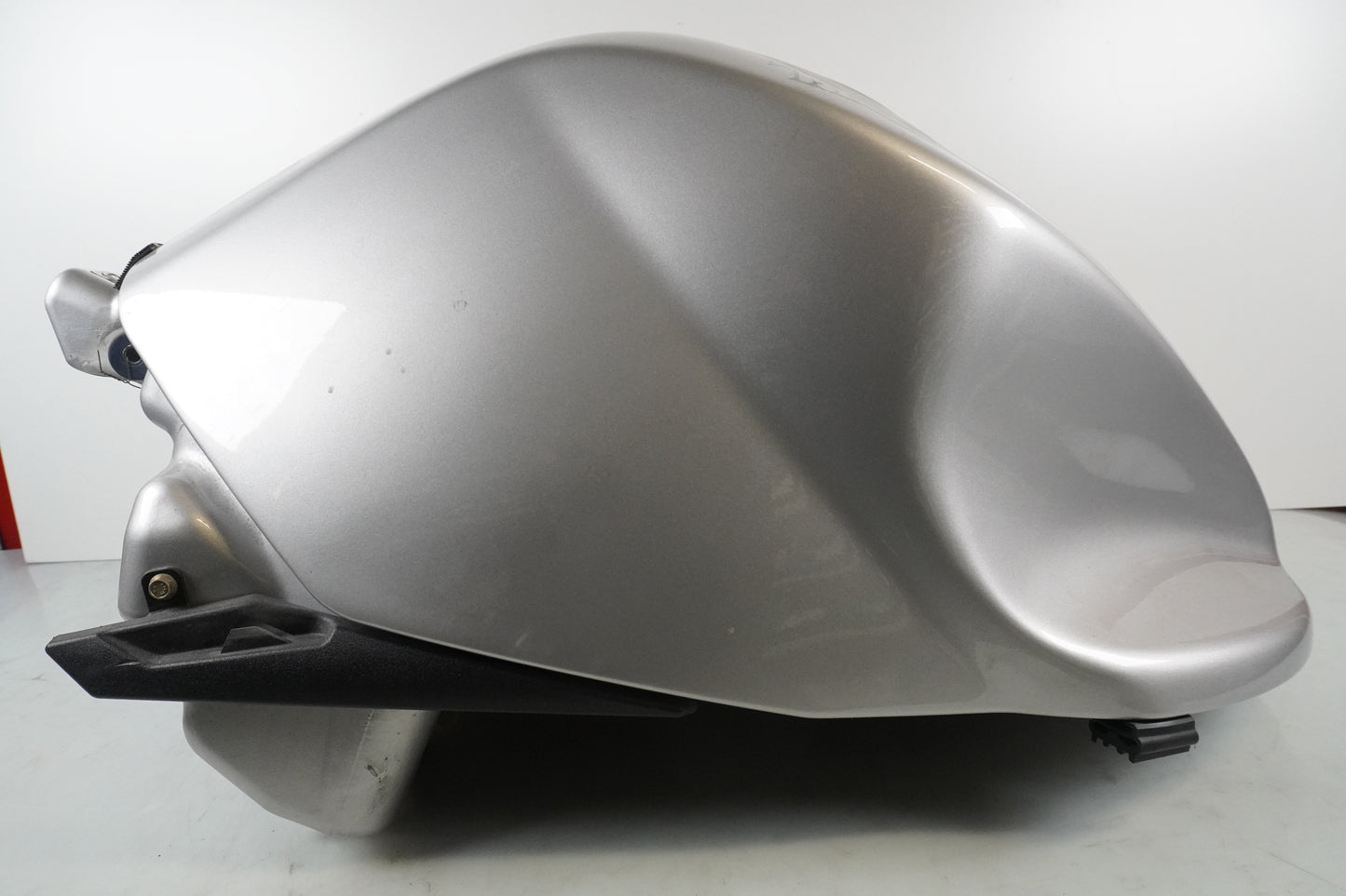 Framsidan på Bensintank från en Triumph Sprint ST -2005 motorcykel.