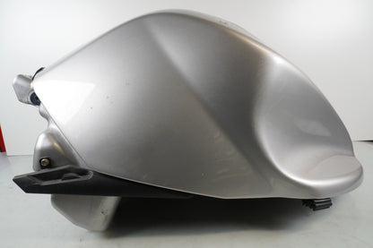 Framsidan på Bensintank från en Triumph Sprint ST -2005 motorcykel.