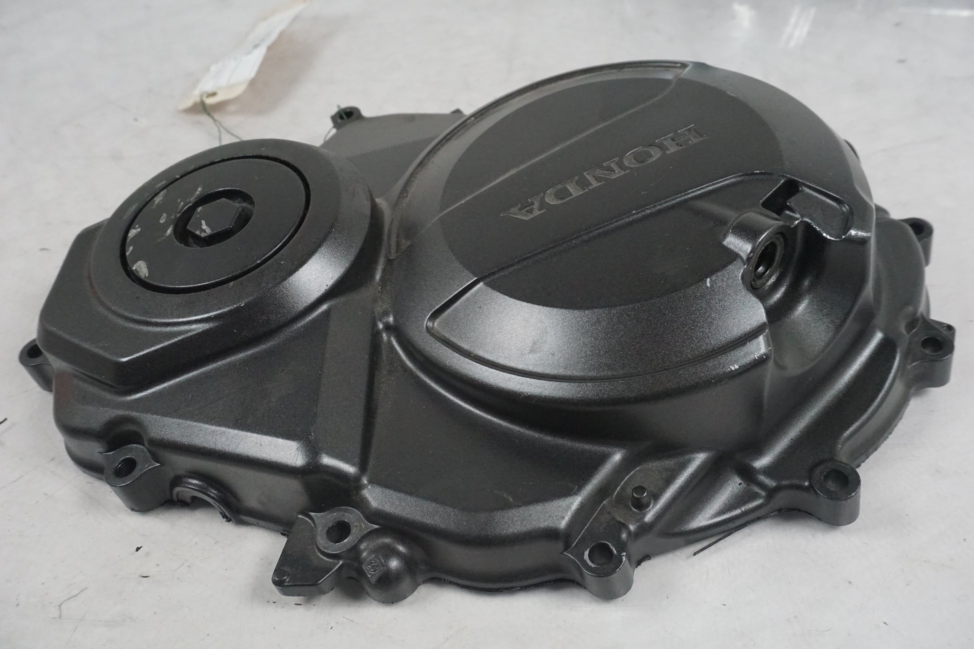 Snett nerifrån på Kopplingskåpa från en Honda CB 600 Hornet -2011 motorcykel.