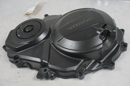 Snett nerifrån på Kopplingskåpa från en Honda CB 600 Hornet -2011 motorcykel.