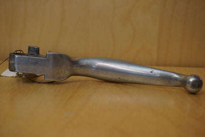 Vänster sida på Bromsgrepp från en H-D Softail Night Train EFI FXSTBI -2006 motorcykel.