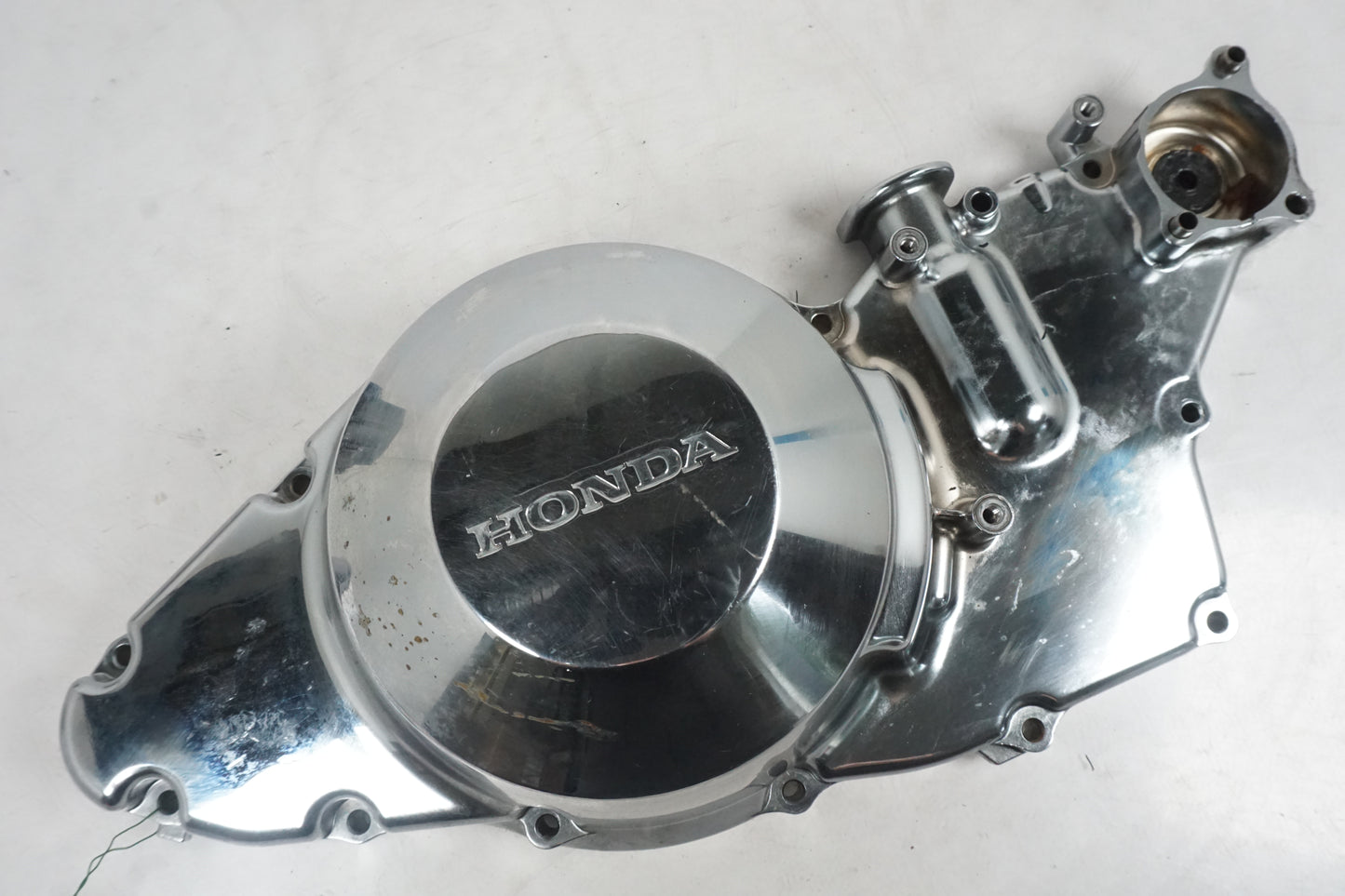 Framsidan på Generatorkåpa från en Honda VTX 1800 -2003 motorcykel.