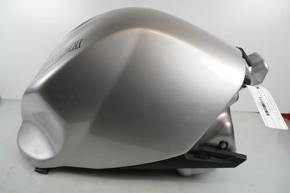 Snett uppifrån på Bensintank från en Triumph Sprint ST -2005 motorcykel.