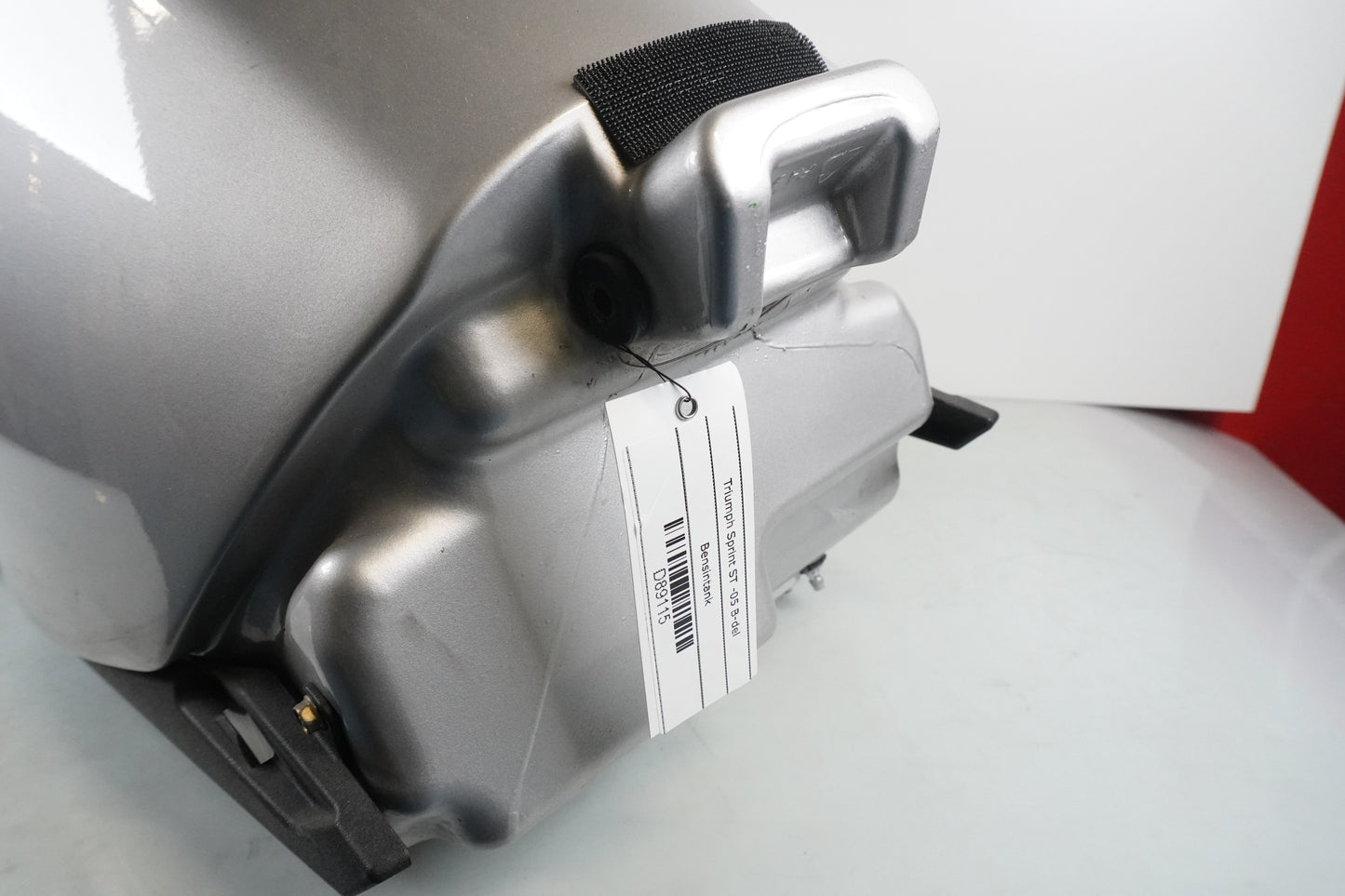 Snett nerifrån på Bensintank från en Triumph Sprint ST -2005 motorcykel.