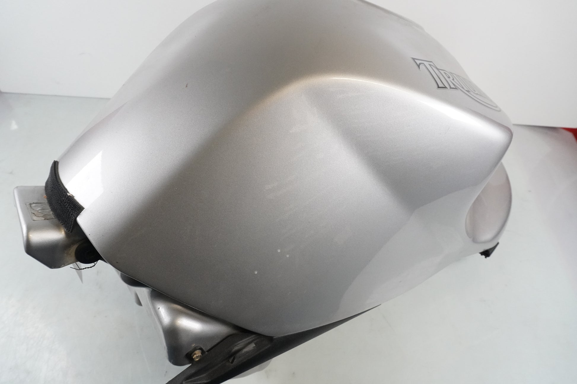 Extrabild2 på Bensintank från en Triumph Sprint ST -2005 motorcykel.