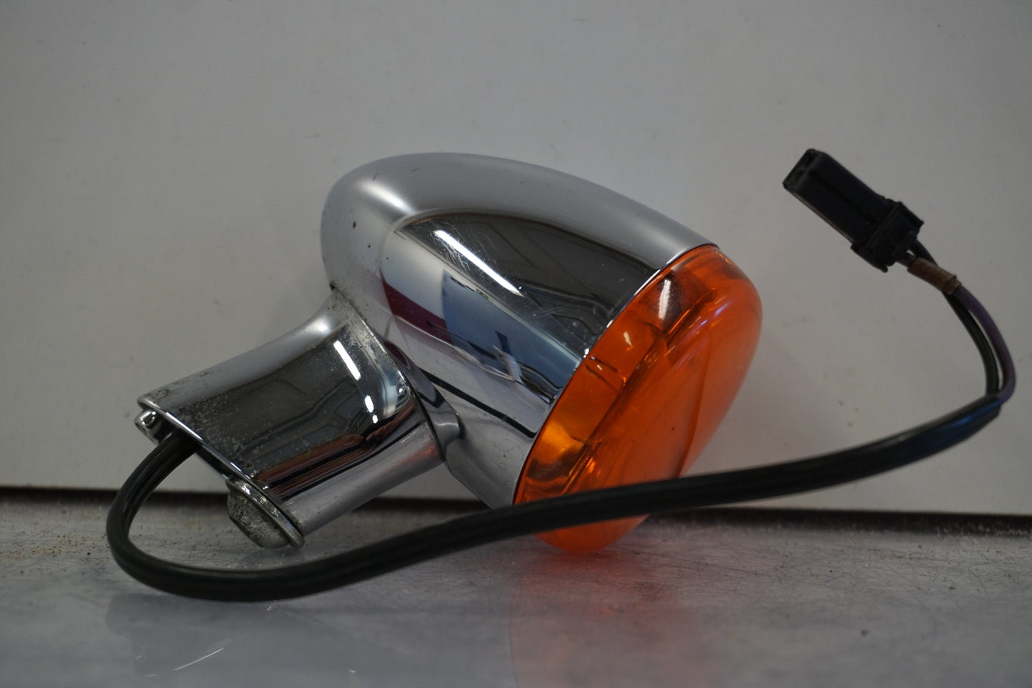 Framsidan på Blinkers från en H-D Softail Night Train EFI FXSTBI -2006 motorcykel.