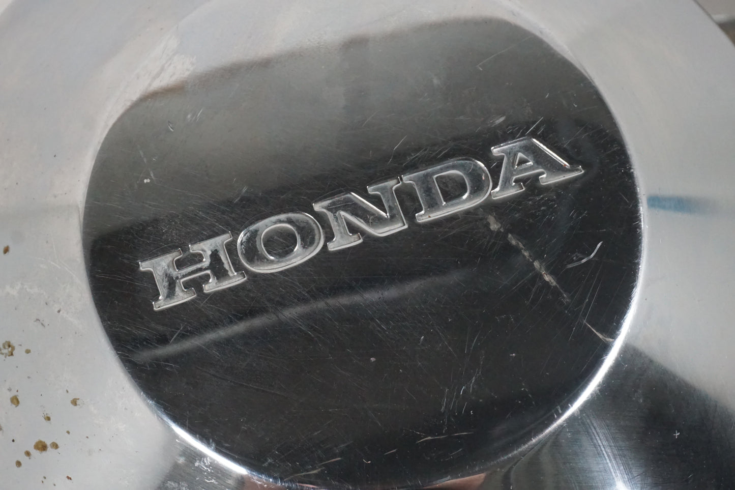 Snett uppifrån på Generatorkåpa från en Honda VTX 1800 -2003 motorcykel.