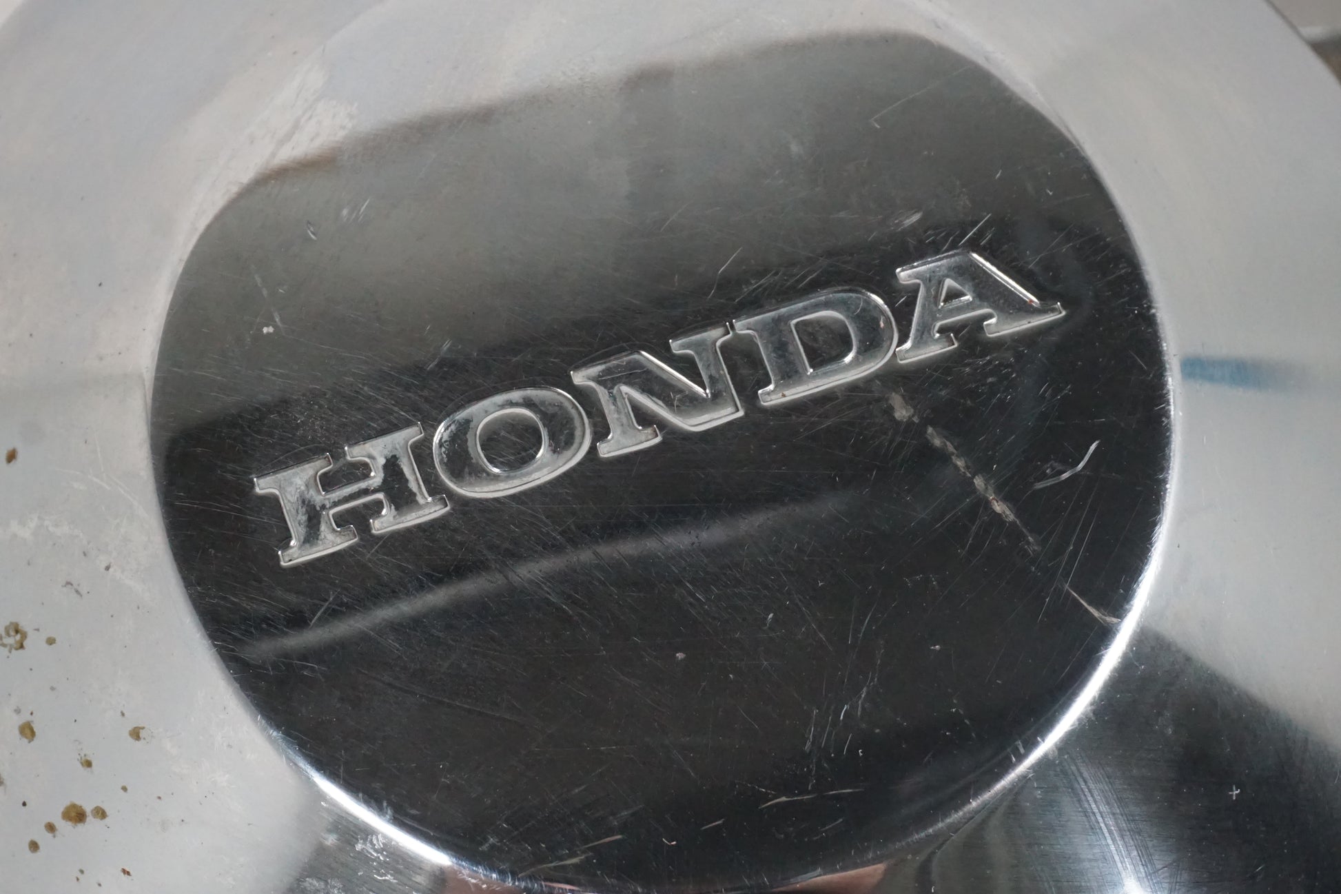 Snett uppifrån på Generatorkåpa från en Honda VTX 1800 -2003 motorcykel.