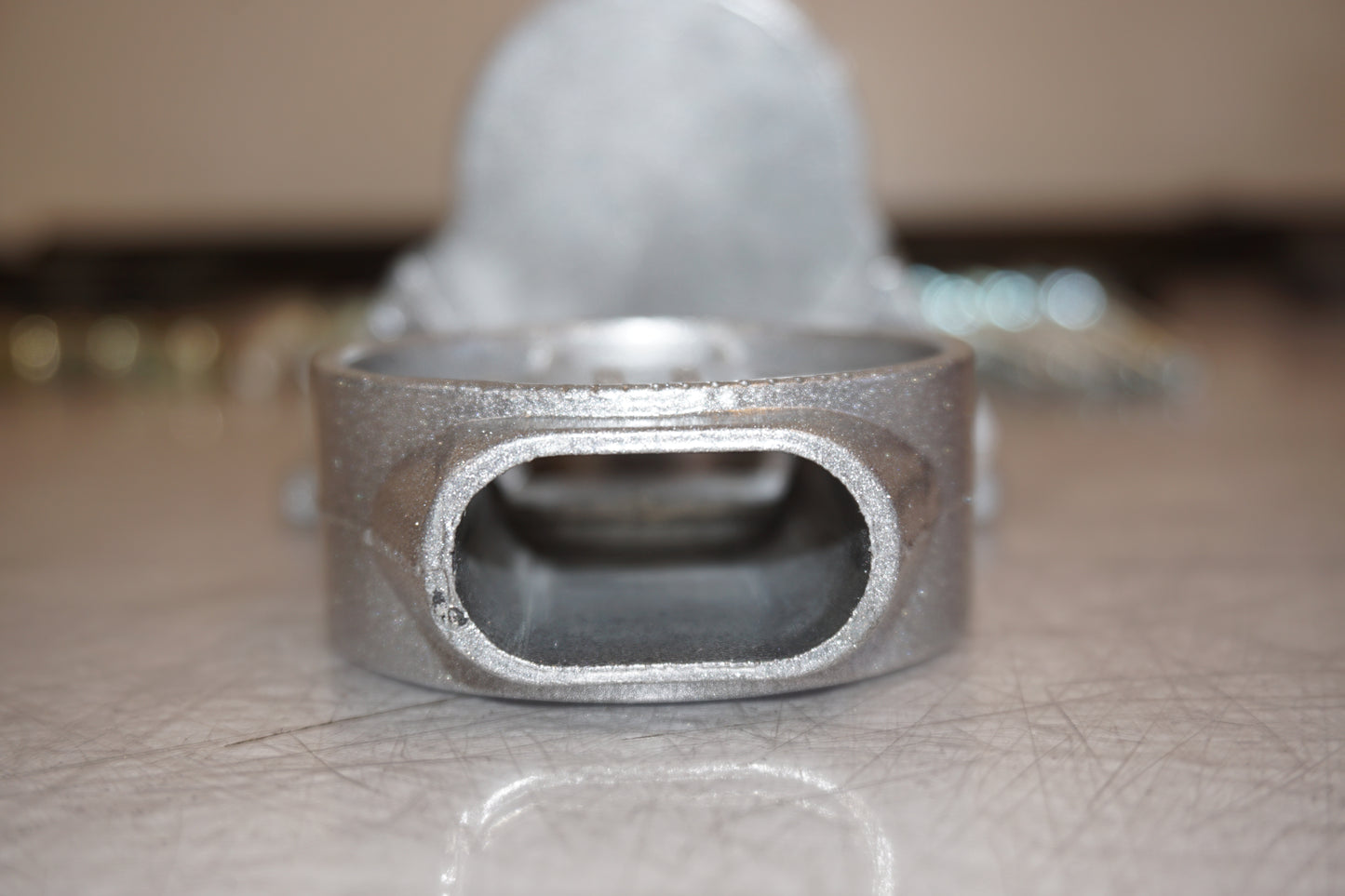 Snett nerifrån på Topboxfäste från en Suzuki GSX-R 1100 -1993 motorcykel.