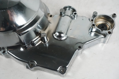 Snett nerifrån på Generatorkåpa från en Honda VTX 1800 -2003 motorcykel.