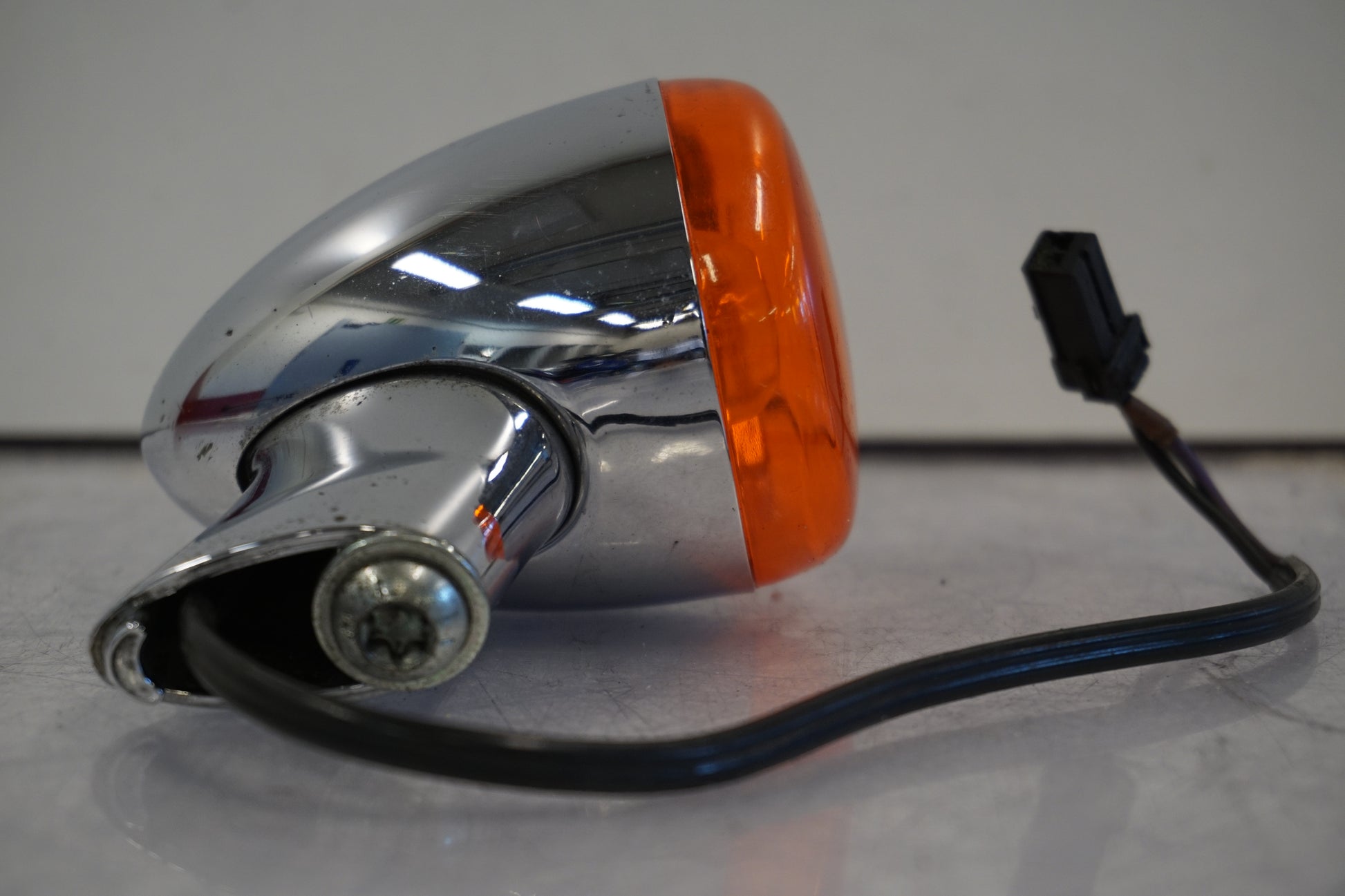 Snett uppifrån på Blinkers från en H-D Softail Night Train EFI FXSTBI -2006 motorcykel.